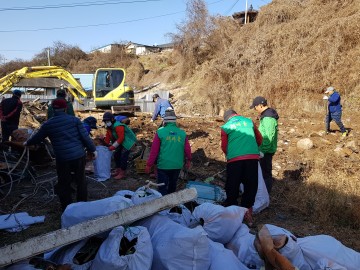 영양군 석보면 새마을협의회 새마을부녀회 외 30여명 화재로 폐허가 된 주택 환경정비 지원