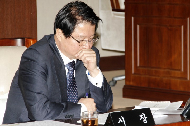고심하는 원창묵 원주시장