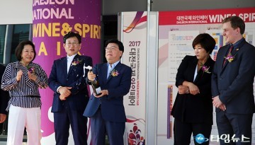 샴페인 터뜨리는 권선택 대전시장!