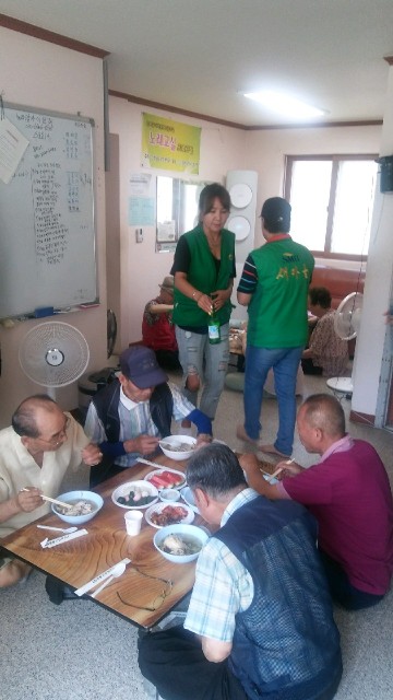 인천 봉동경로당에서 어르신들 삼계탕 대접