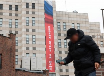 주한 러 대사관 '승리' 현수막 논란… 외교부 우려에도 철거 거부