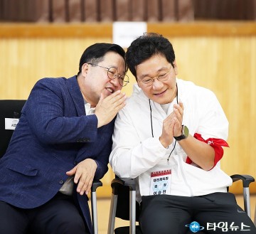 ‘제1회 대전체육인 대화합한마당 체육대회’에서 대화 나누는 이장우 대전시장