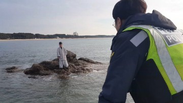  꽃지해수욕장 인근 갯바위 50대 고립자 구조 한 태안해경