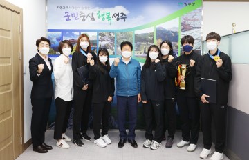 올해 첫 전국대회에서 금메달 수확한  성주군청 여자태권도 선수단