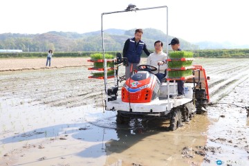 충주시, 첫 모내기로 본격 영농철 개막… 신품종 ‘중원진미’ 재배 시작