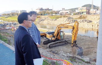 유진섭 시장, 벚꽃로와 천변로 잇는‘ᄃᆞᆯ하다리’가설공사 현장 방문