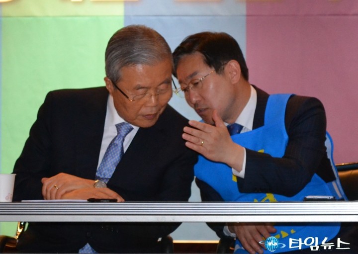 대화하는 김종인 대표와 박범계 후보