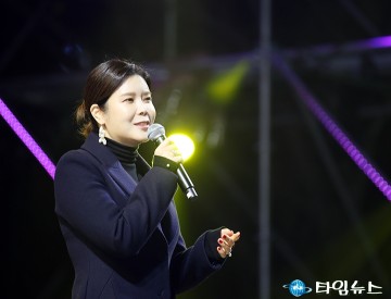 대전 서구힐링 아트페스티벌에서 공연하는 가수 ‘린’