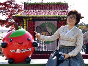 장욱현영주시장 차별화된 영주사과축제 선보여 큰 호응을 얻고 있다