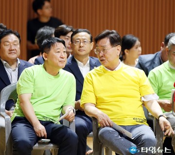 대화 나누는 서철모 서구청장과 김제선 중구청장