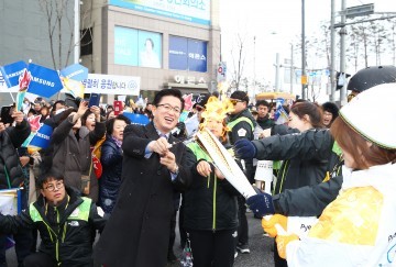 성화 불씨 점화하는 허태정 유성구청장