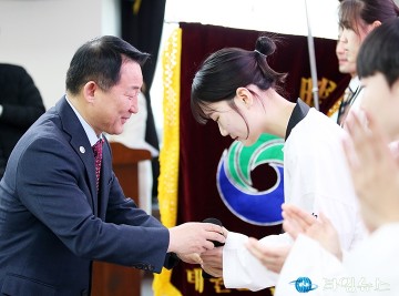 ‘태권도팀 창단식’에서 선수들과 인사하는 서철모 서구청장