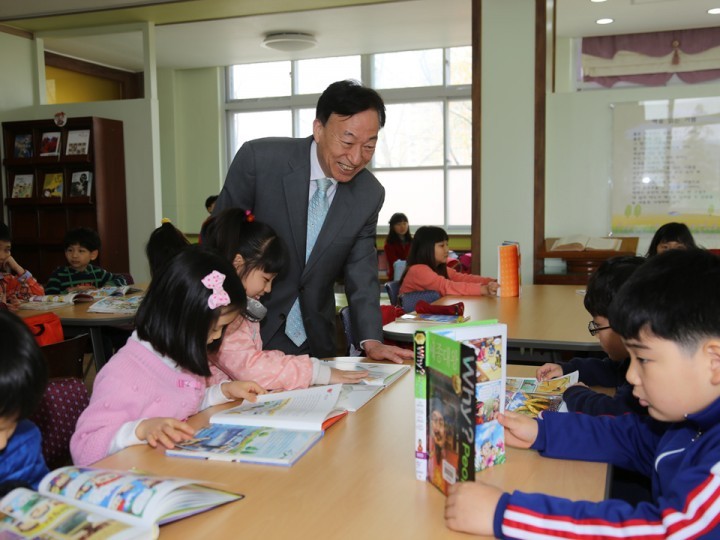 설동호 대전시교육감, 산내초 도서실 리모델링 기념 간담회 가져