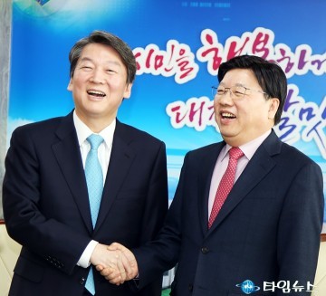 환하게 웃는 권선택 대전시장과 국민의당 안철수 전 대표