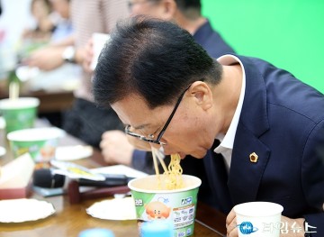 “이 맛, 대전입니다!”…조원휘 대전시의회 의장, 컵라면에 빠지다