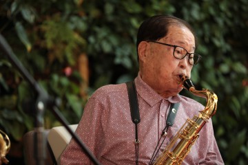 김희수 건양대병원 명예총장, 99세 색소폰 연주로 환우 위로