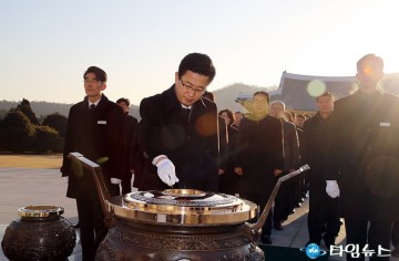 허태정 유성구청장, 대전현충원 참배