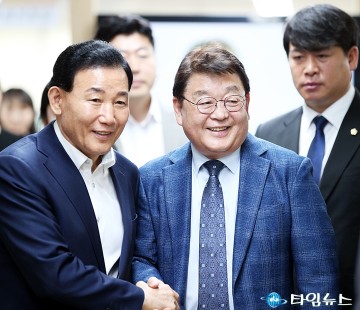 악수하는 박용갑 국회의원 당선자와 박성효 소상공인시장진흥공단 이사장