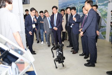 조승래 의원, 대덕특구 50주년 기념 전시회 참관