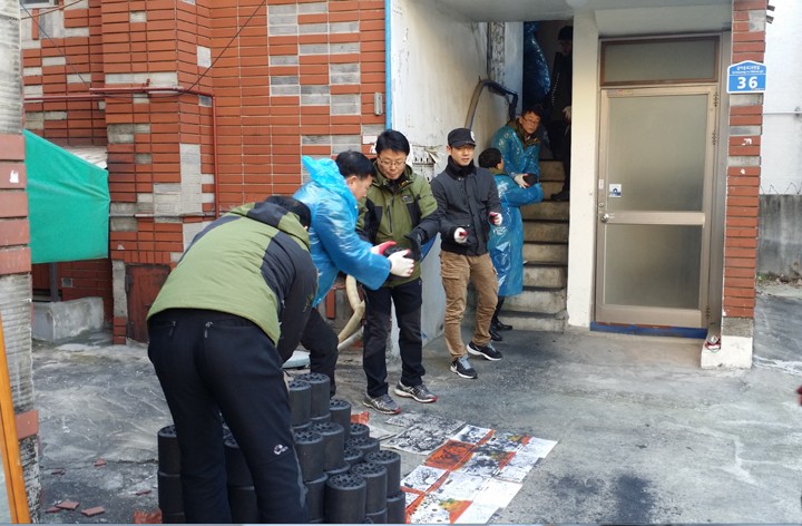 대전 서구, 송년회 대신 ‘사랑의 연탄나눔 봉사’