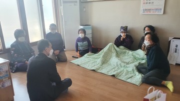 경로당 운영재개 의견 청취 위한 방문 점검하는  천안시 직산읍