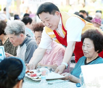 대전 서구 자원봉사센터, 사랑의 밥차 성료…무더위 날린 온기 나눔