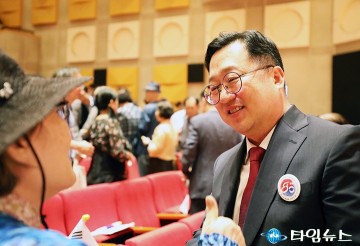 이장우 대전시장, 광복절 경축식서 참석자들과 환담