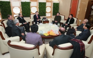 충남교육청, 교육경비 지원 교육공동체에 감사패 전달