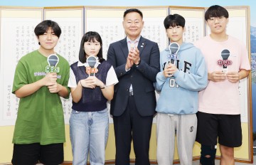 칠곡군, 중학생이 축사하고 군수는 박수 보내는 이색 흉상 제막식 개최