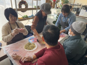 평생열린학교, 크리스마스 맞이 떡 만들기 행사로 따뜻한 연말 나눔