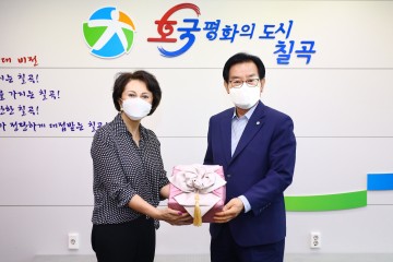 백선기 칠곡군수, 백선엽 장군 맏딸에게‘보은 사진책’전달