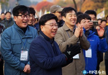 뿌리공원에서 직원들과 산책하는 권선택 대전시장
