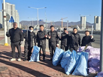 깨끗한 무심천 가꾸기…특수임무유공자회 충북지부 환경정화 활동 펼쳐