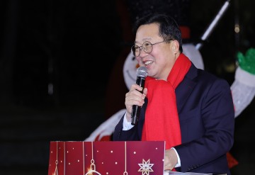 이장우 대전시장, 성탄트리 불빛이 시민들에게 따뜻한 위로와 희망을