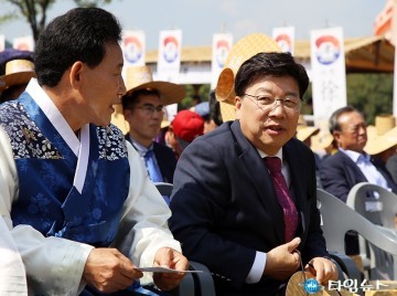대화 나누는 권선택 시장과 박용갑 구청장 