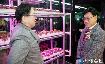 ‘대전팜’ 개장식에서 대화 나누는 이장우 대전시장과 이동한 중구 부구청장