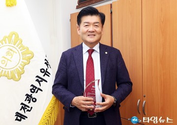 김동수 유성구의회 의장, 진잠동 주민자치회 감사패…“주민과의 소통 인정받아”