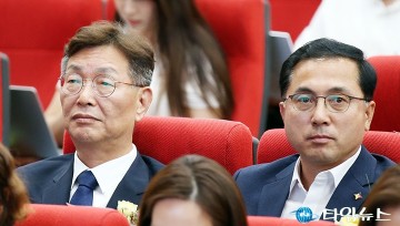 ‘희망디딤돌 대전센터’ 개소식에 참석한 김제선 중구청장과 박희조 동구청장