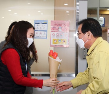 백선기 칠곡군수, 화훼 농가와 직원 위해‘꽃을 든 남자’변신