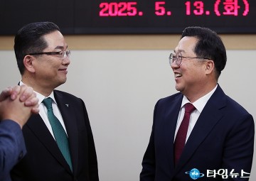 대화 나누는 이호성 하나은행장과 이장우 대전시장