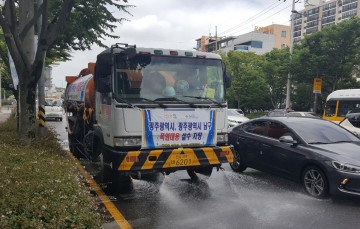 '폭염' 광주 남구관내 주요 도로에 살수차 운영