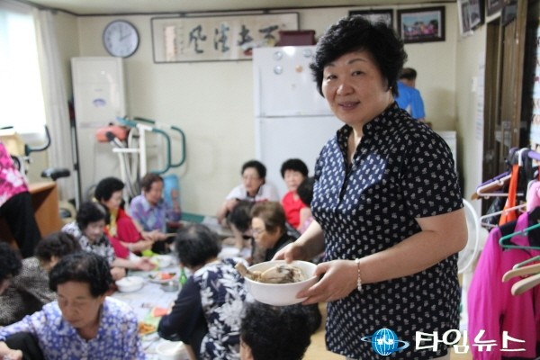 “무더위에 영양만점 삼계탕 드시고 만수무강하세요”