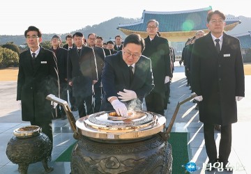 병오년(丙午年) 새해 첫날 현충원 참배하는 이장우 대전시장