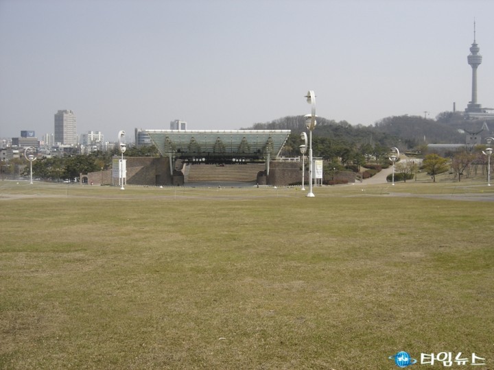 코오롱야외음악당 잔디광장 70일간 휴식에 들어가