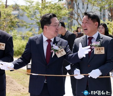 산림복지종합교육센터 개소식에서 대화 나누는 이장우·서철모