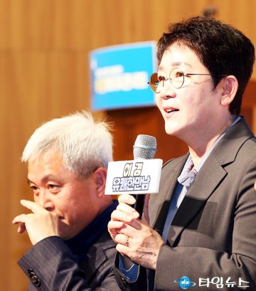 ‘이경’ 북콘서트에서 인사말 하는 박정현 최고위원