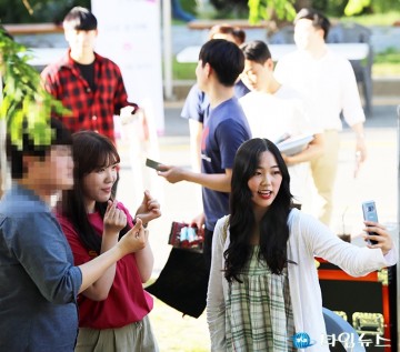 팬들과 셀카 찍는 담소네공방!