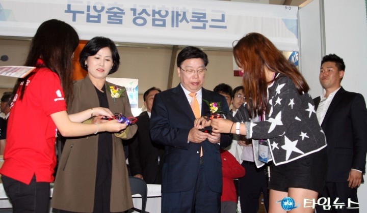 드론 날리는 김인식 대전시의회 의장과 권선택 대전시장