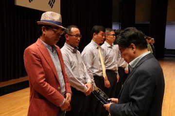 맥키스컴퍼니 조웅래 회장, 대전광역시장 감사패 수상