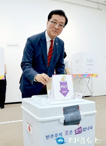 사전투표 하는 조원휘 대전시의회 의장